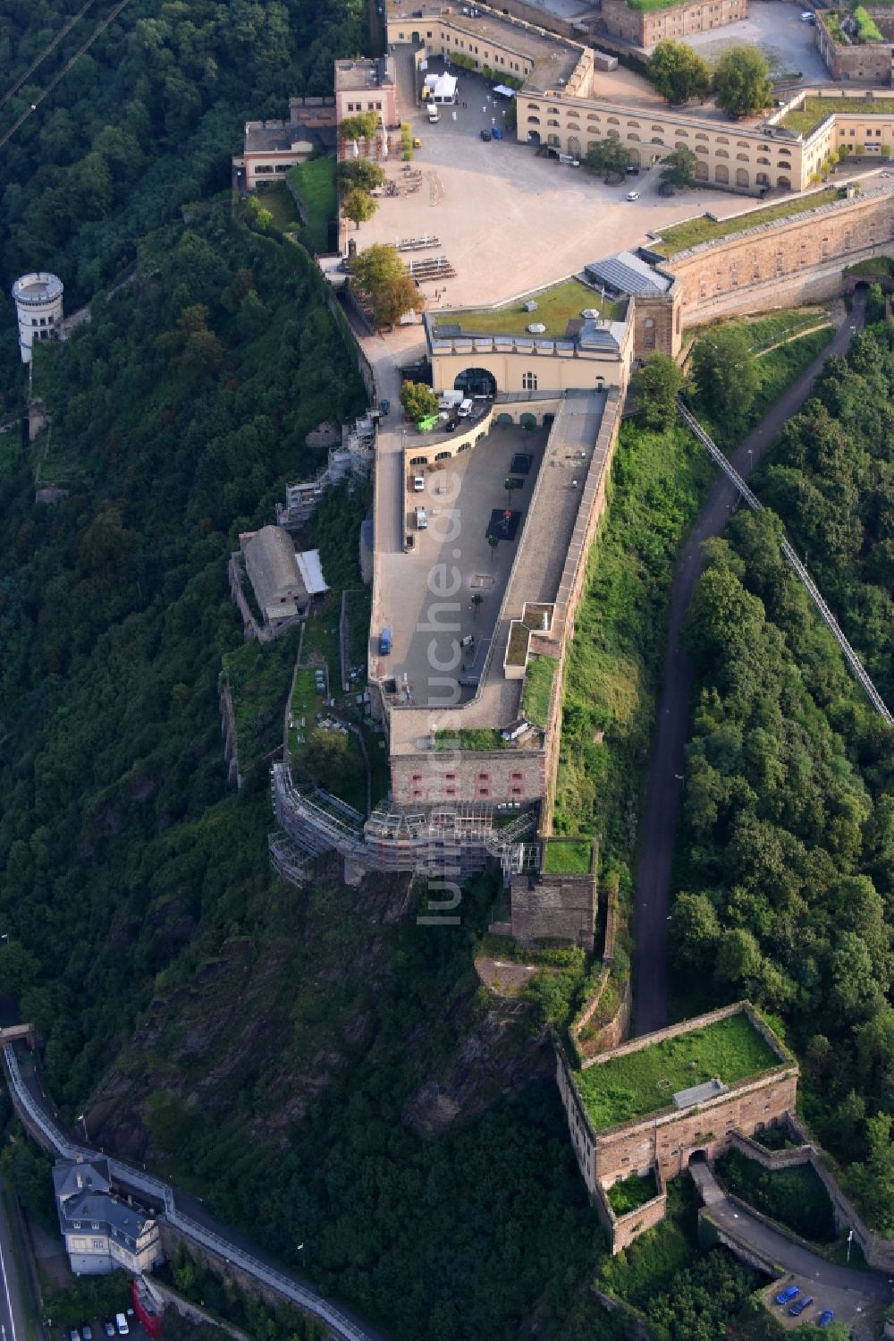 Koblenz aus der Vogelperspektive: Burganlage der Veste Festung Ehrenbreitstein in Koblenz im Bundesland Rheinland-Pfalz, Deutschland