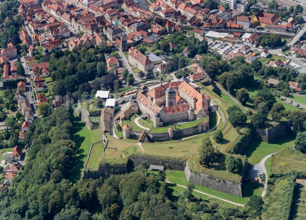 Kronach von oben - Burganlage der Veste Festung Rosenberg Kronach in Kronach im Bundesland Bayern, Deutschland