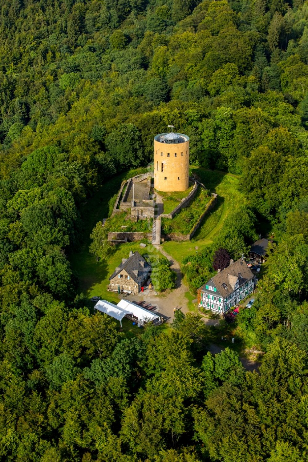 Hilchenbach aus der Vogelperspektive: Burganlage der Veste Ginsburg in Hilchenbach im Bundesland Nordrhein-Westfalen