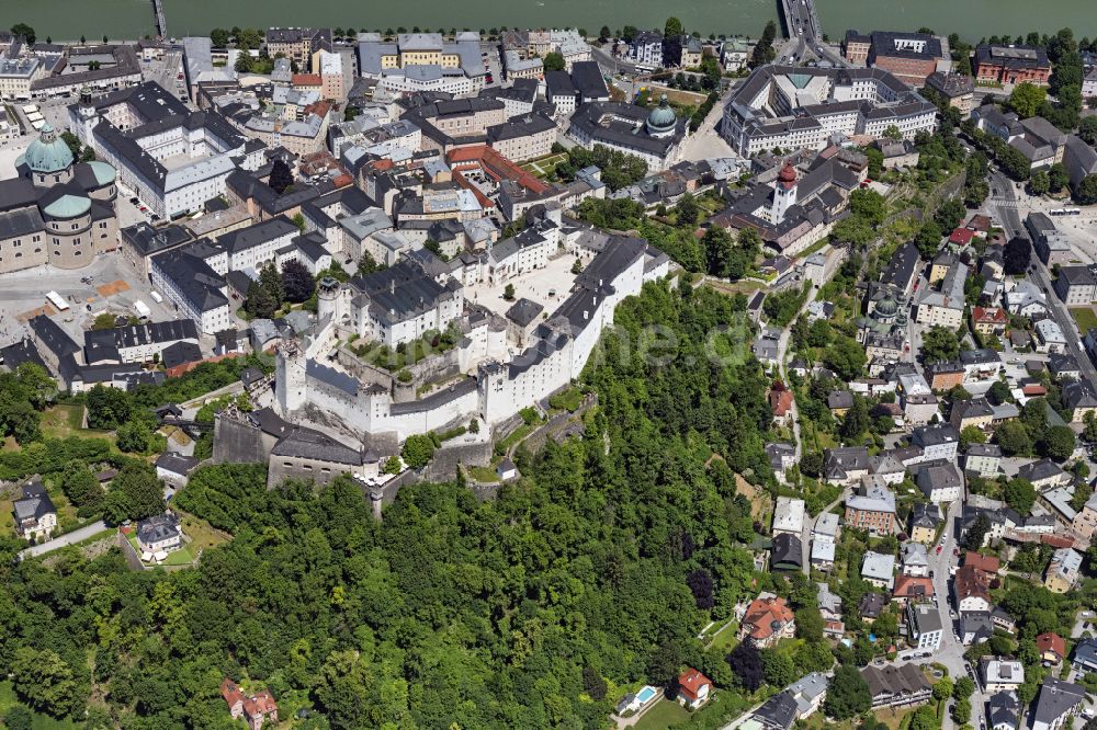 Salzburg aus der Vogelperspektive: Burganlage der Veste Hohensalzburg mit Blick auf die Altstadt in Salzburg in Österreich