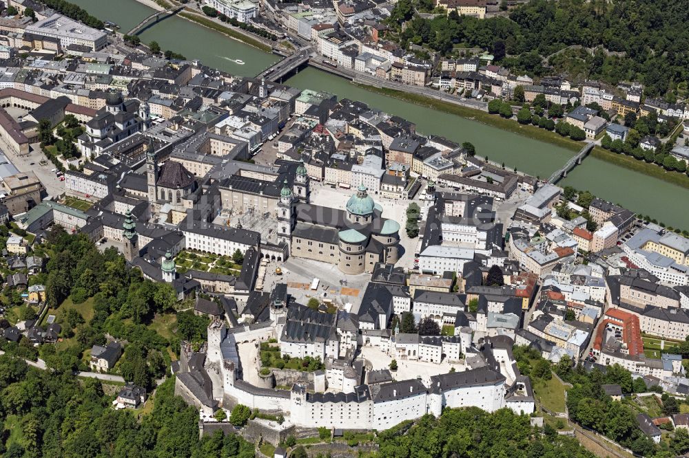 Luftbild Salzburg - Burganlage der Veste Hohensalzburg mit Blick auf die Altstadt in Salzburg in Österreich