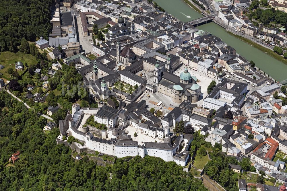 Salzburg von oben - Burganlage der Veste Hohensalzburg mit Blick auf die Altstadt in Salzburg in Österreich