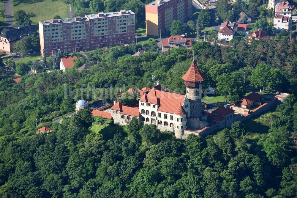 Luftaufnahme Most - Burganlage der Veste Hrad Hnevín ( Burg Landeswarte ) in Most in Tschechien