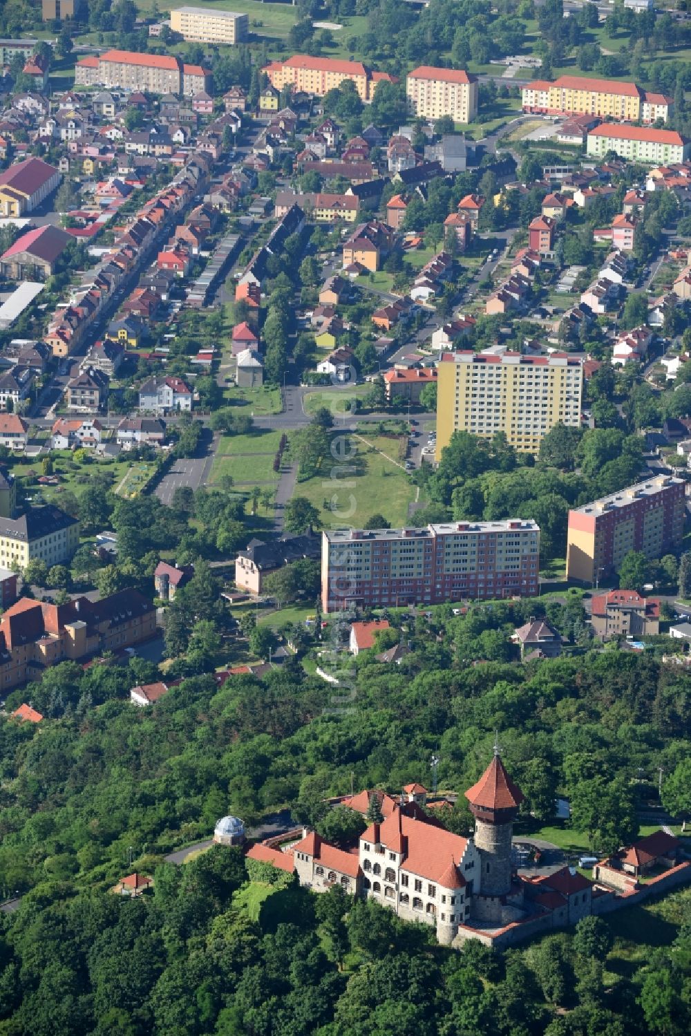 Most von oben - Burganlage der Veste Hrad Hnevín ( Burg Landeswarte ) in Most in Tschechien