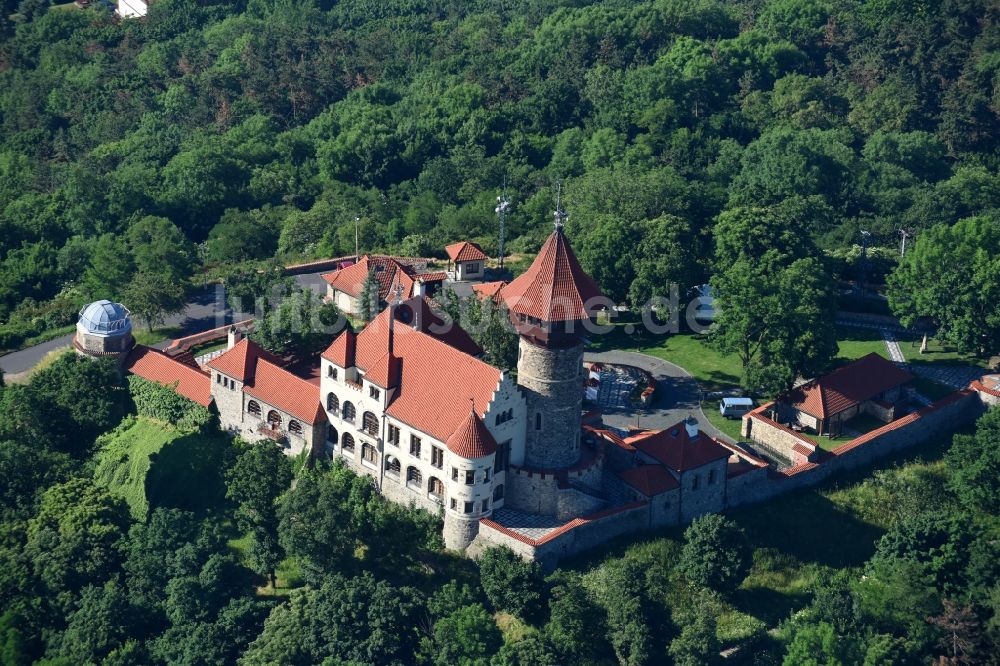 Most aus der Vogelperspektive: Burganlage der Veste Hrad Hnevín ( Burg Landeswarte ) in Most in Tschechien