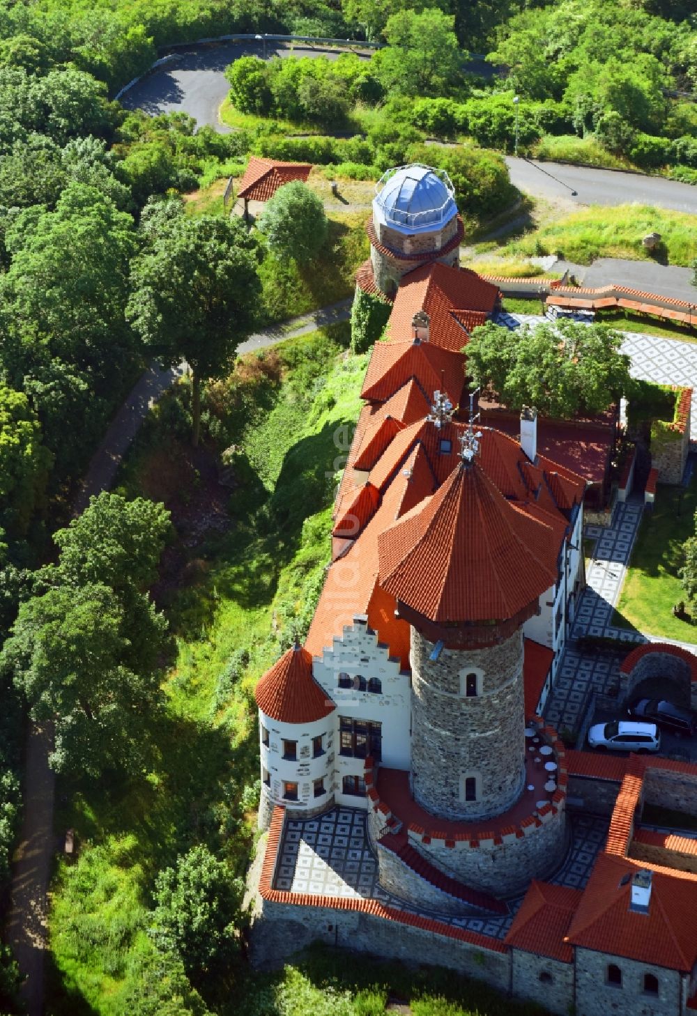 Luftaufnahme Most - Burganlage der Veste Hrad Hnevín ( Burg Landeswarte ) in Most in Tschechien