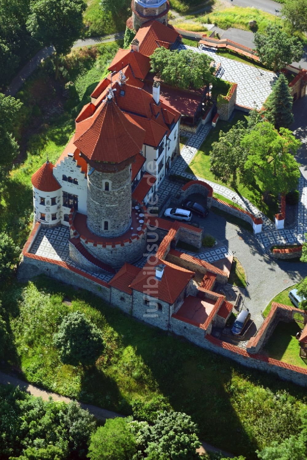 Most von oben - Burganlage der Veste Hrad Hnevín ( Burg Landeswarte ) in Most in Tschechien