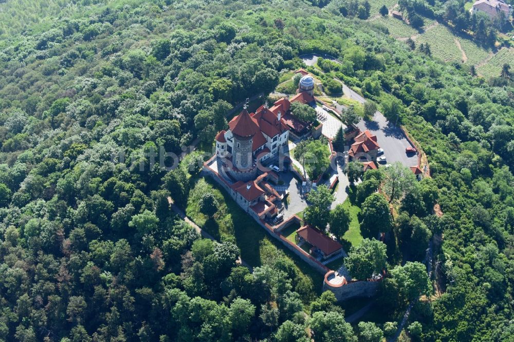 Most aus der Vogelperspektive: Burganlage der Veste Hrad Hnevín ( Burg Landeswarte ) in Most in Tschechien