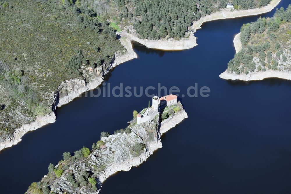 Ile de Garent aus der Vogelperspektive: Burganlage der Veste auf der Loire- Insel in Ile de Garent in Auvergne Rhone-Alpes, Frankreich