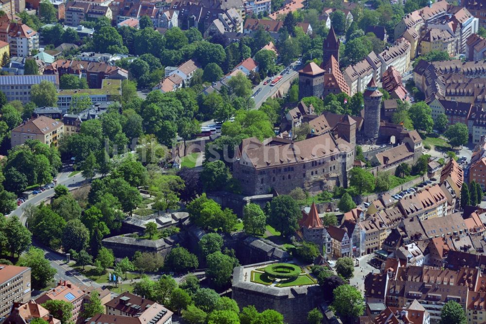 Luftaufnahme Nürnberg - Burganlage der Veste Nürnberger Burg in der Altstadt von Nürnberg im Bundesland Bayern