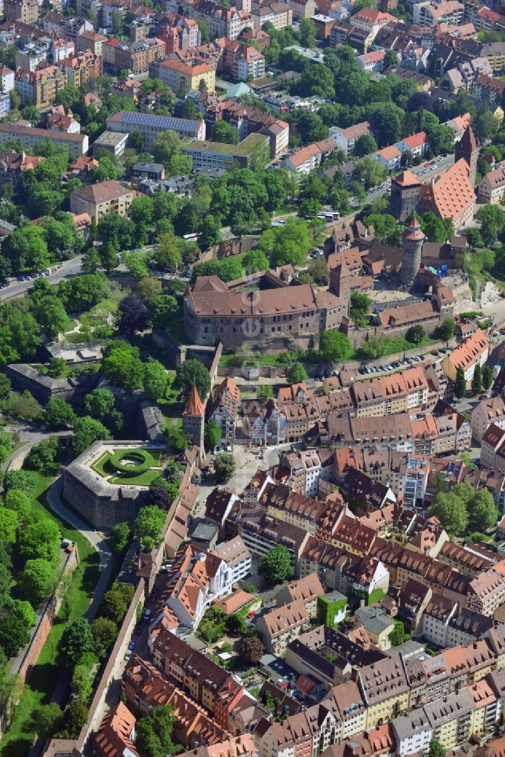 Nürnberg aus der Vogelperspektive: Burganlage der Veste Nürnberger Burg in der Altstadt von Nürnberg im Bundesland Bayern