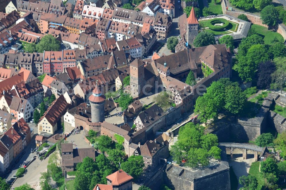 Luftaufnahme Nürnberg - Burganlage der Veste Nürnberger Burg in der Altstadt von Nürnberg im Bundesland Bayern