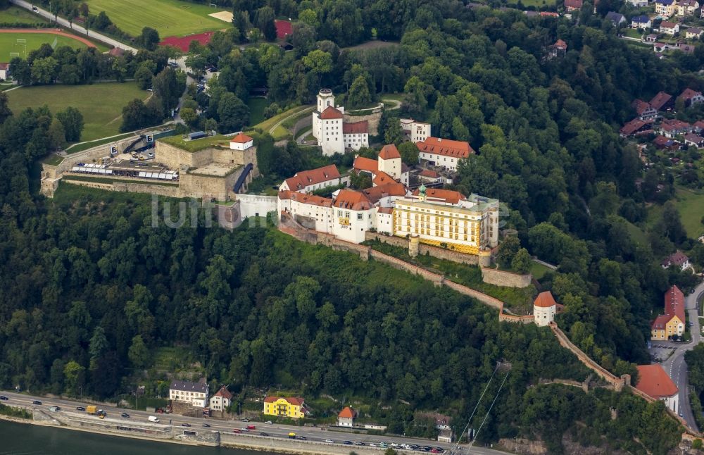 Passau von oben - Burganlage der Veste Oberhaus in Passau im Bundesland Bayern