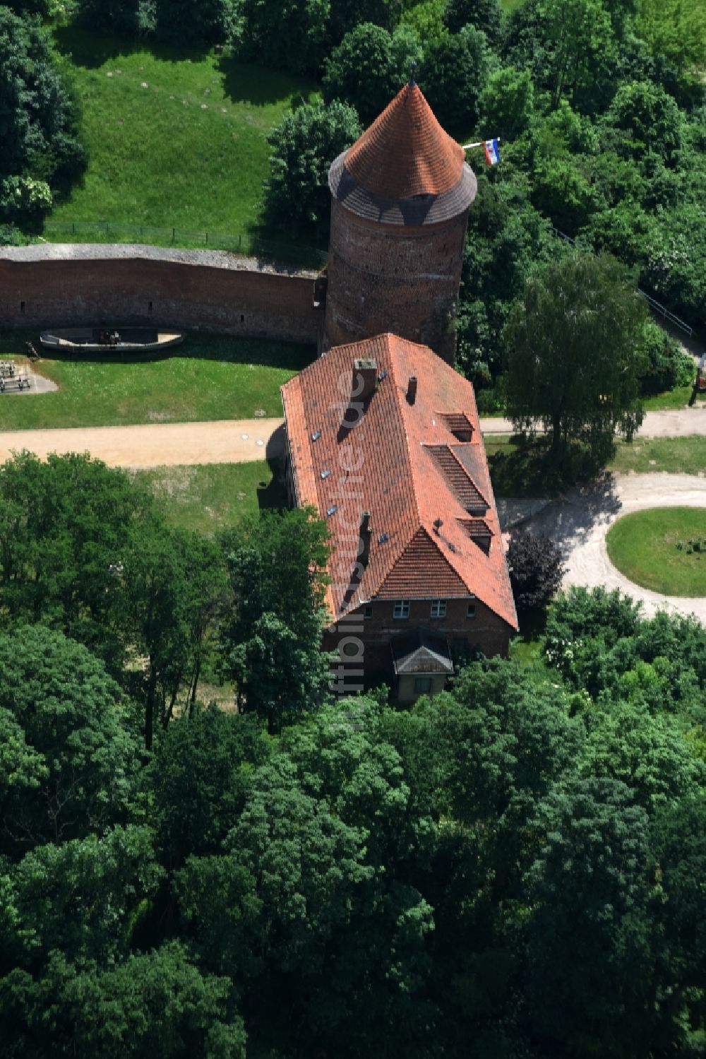 Plau am See von oben - Burganlage der Veste Plauer Burg am Burgplatz in Plau am See im Bundesland Mecklenburg-Vorpommern