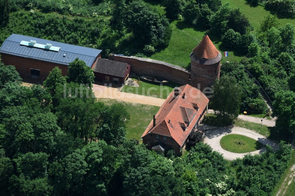 Luftaufnahme Plau am See - Burganlage der Veste Plauer Burg am Burgplatz in Plau am See im Bundesland Mecklenburg-Vorpommern