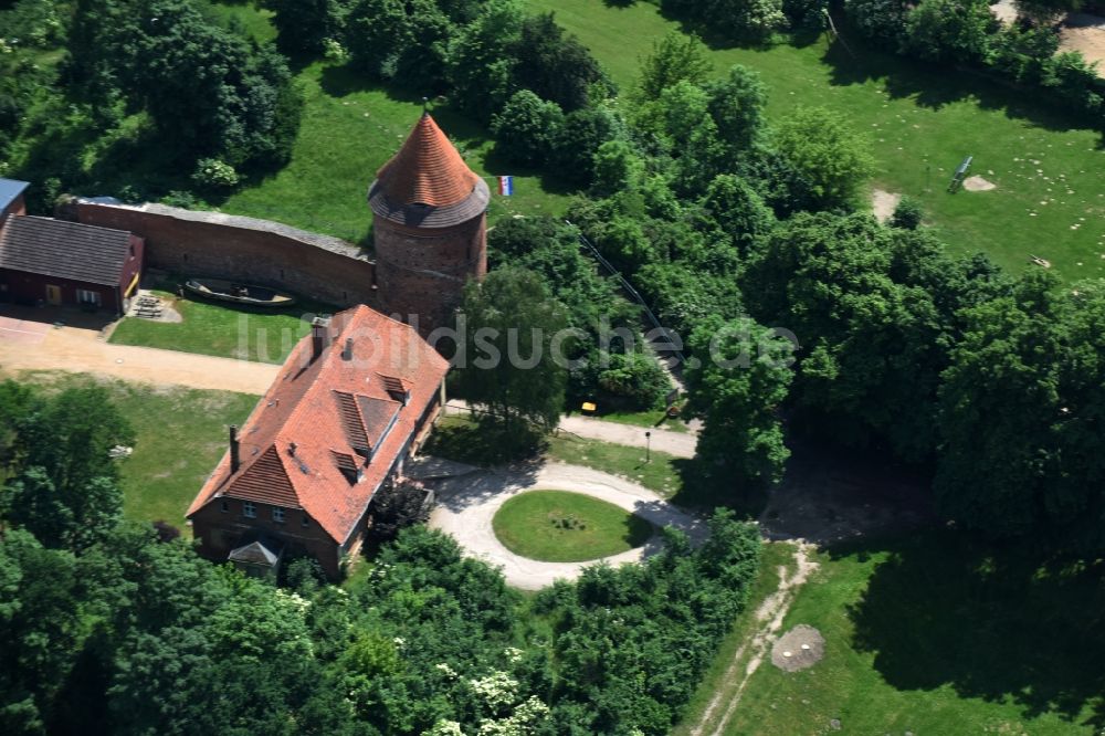 Plau am See von oben - Burganlage der Veste Plauer Burg am Burgplatz in Plau am See im Bundesland Mecklenburg-Vorpommern