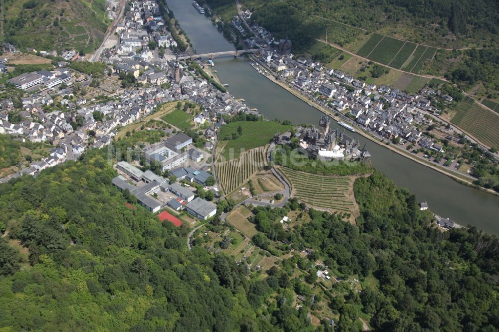 Luftaufnahme Cochem - Burganlage der Veste Reichsburg Cochem in Cochem im Bundesland Rheinland-Pfalz, Deutschland