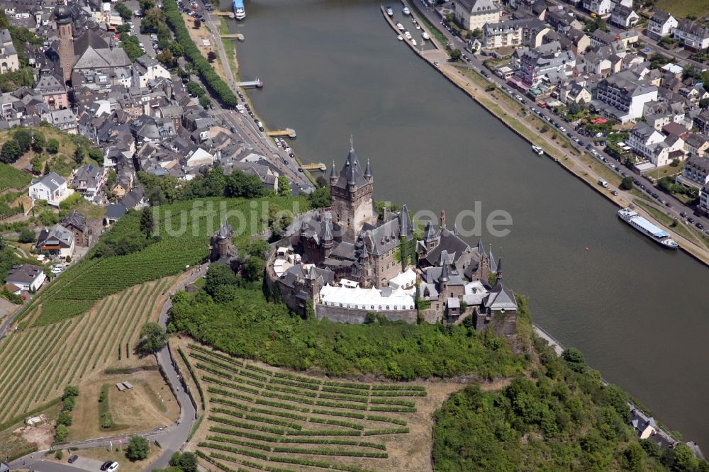 Cochem von oben - Burganlage der Veste Reichsburg Cochem in Cochem im Bundesland Rheinland-Pfalz, Deutschland