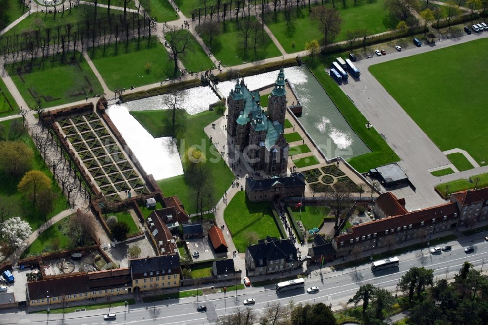 Luftaufnahme Kopenhagen - Burganlage der Veste Rosenborg Castle Oster Voldgade in Kopenhagen in , Dänemark