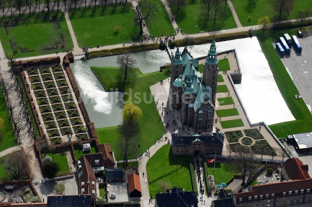 Luftaufnahme Kopenhagen - Burganlage der Veste Rosenborg Castle Oster Voldgade in Kopenhagen in , Dänemark