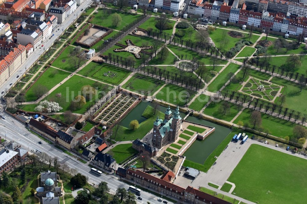 Luftbild Kopenhagen - Burganlage der Veste Rosenborg Castle Oster Voldgade in Kopenhagen in , Dänemark