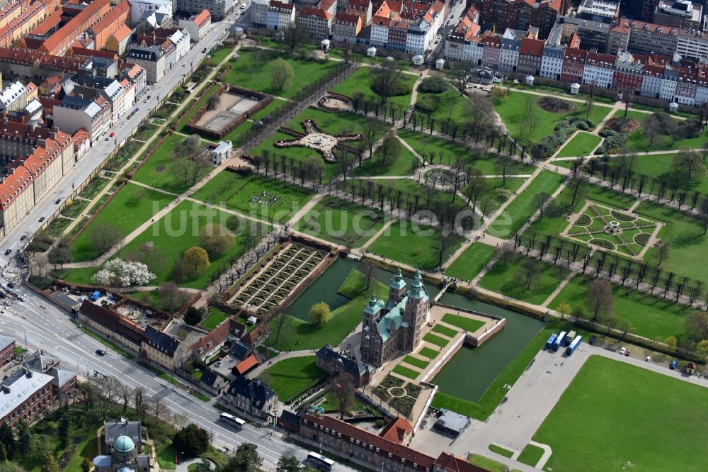 Luftaufnahme Kopenhagen - Burganlage der Veste Rosenborg Castle Oster Voldgade in Kopenhagen in , Dänemark