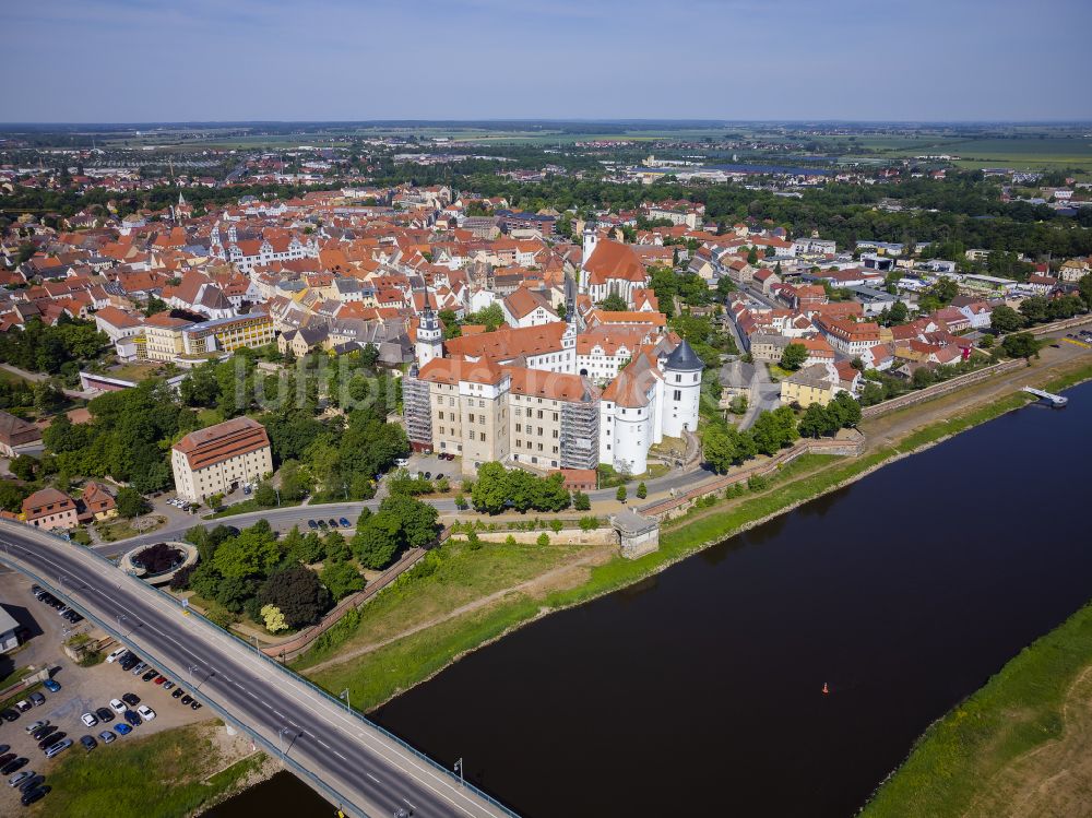 Luftaufnahme Torgau - Burganlage der Veste Schloß und Schlosskirche Hartenfels in Torgau im Bundesland Sachsen