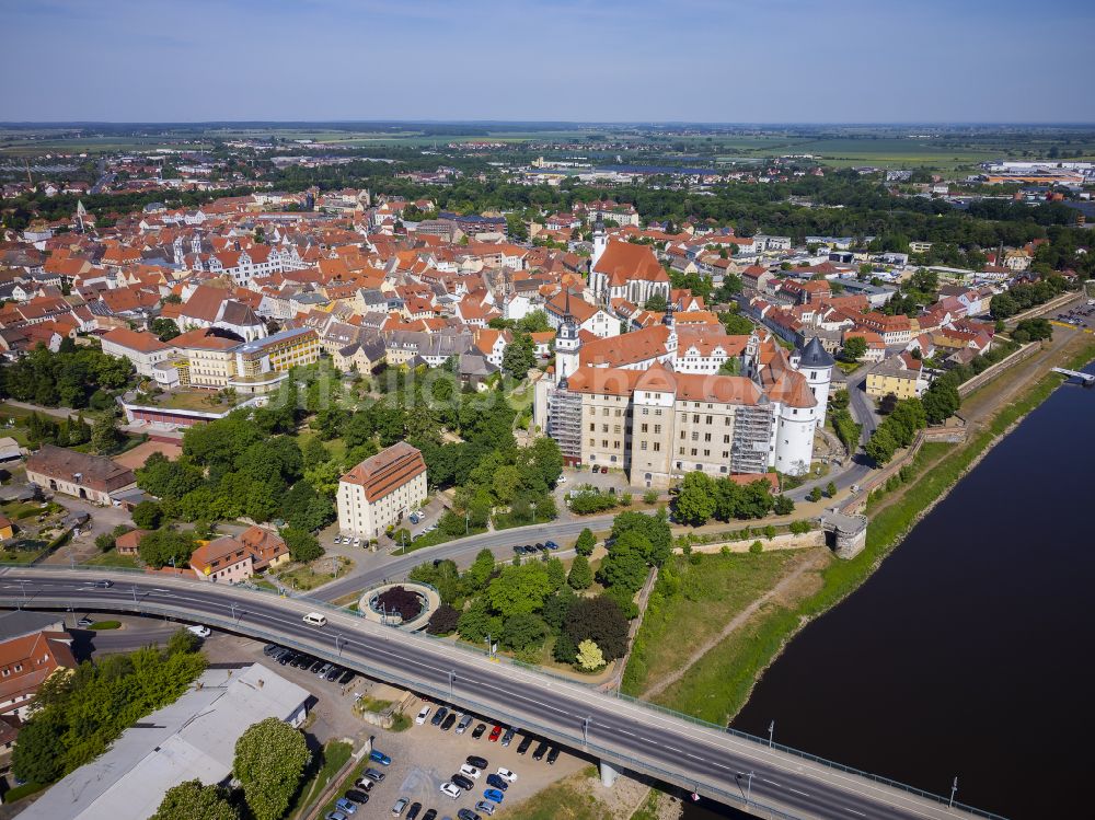 Torgau von oben - Burganlage der Veste Schloß und Schlosskirche Hartenfels in Torgau im Bundesland Sachsen