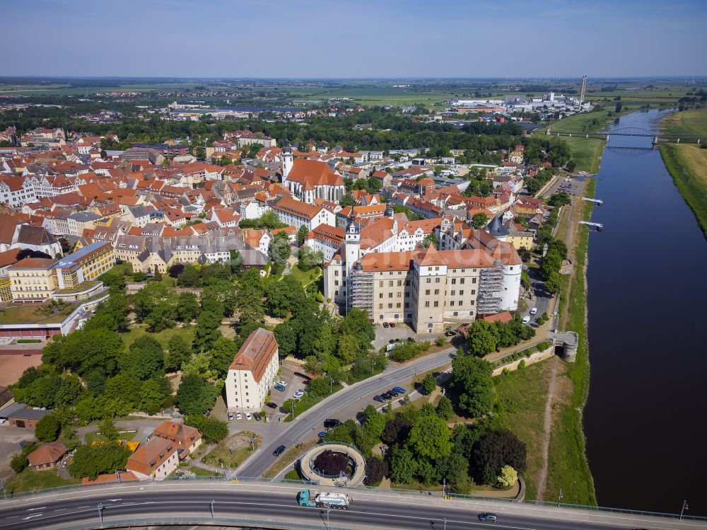 Torgau aus der Vogelperspektive: Burganlage der Veste Schloß und Schlosskirche Hartenfels in Torgau im Bundesland Sachsen