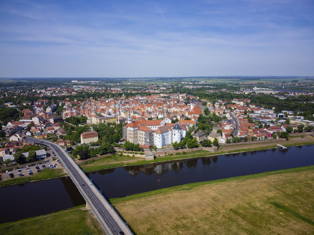 Luftaufnahme Torgau - Burganlage der Veste Schloß und Schlosskirche Hartenfels in Torgau im Bundesland Sachsen