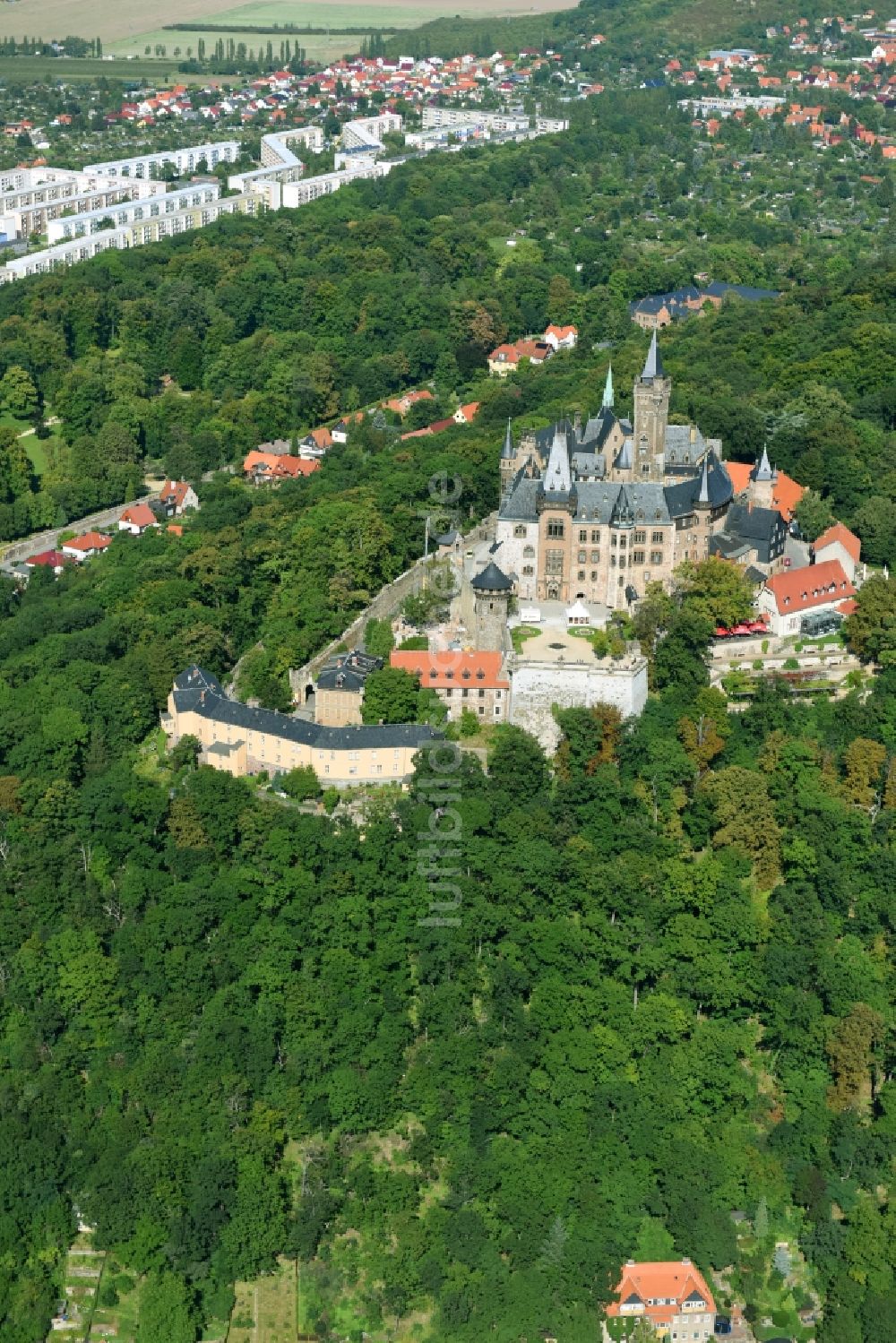 Wernigerode von oben - Burganlage der Veste - Schloss Wernigerode in Wernigerode im Bundesland Sachsen-Anhalt, Deutschland