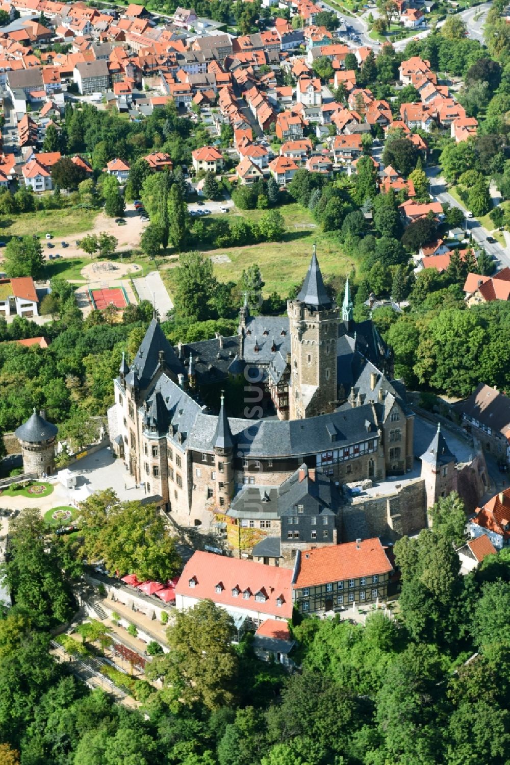 Wernigerode von oben - Burganlage der Veste - Schloss Wernigerode in Wernigerode im Bundesland Sachsen-Anhalt, Deutschland