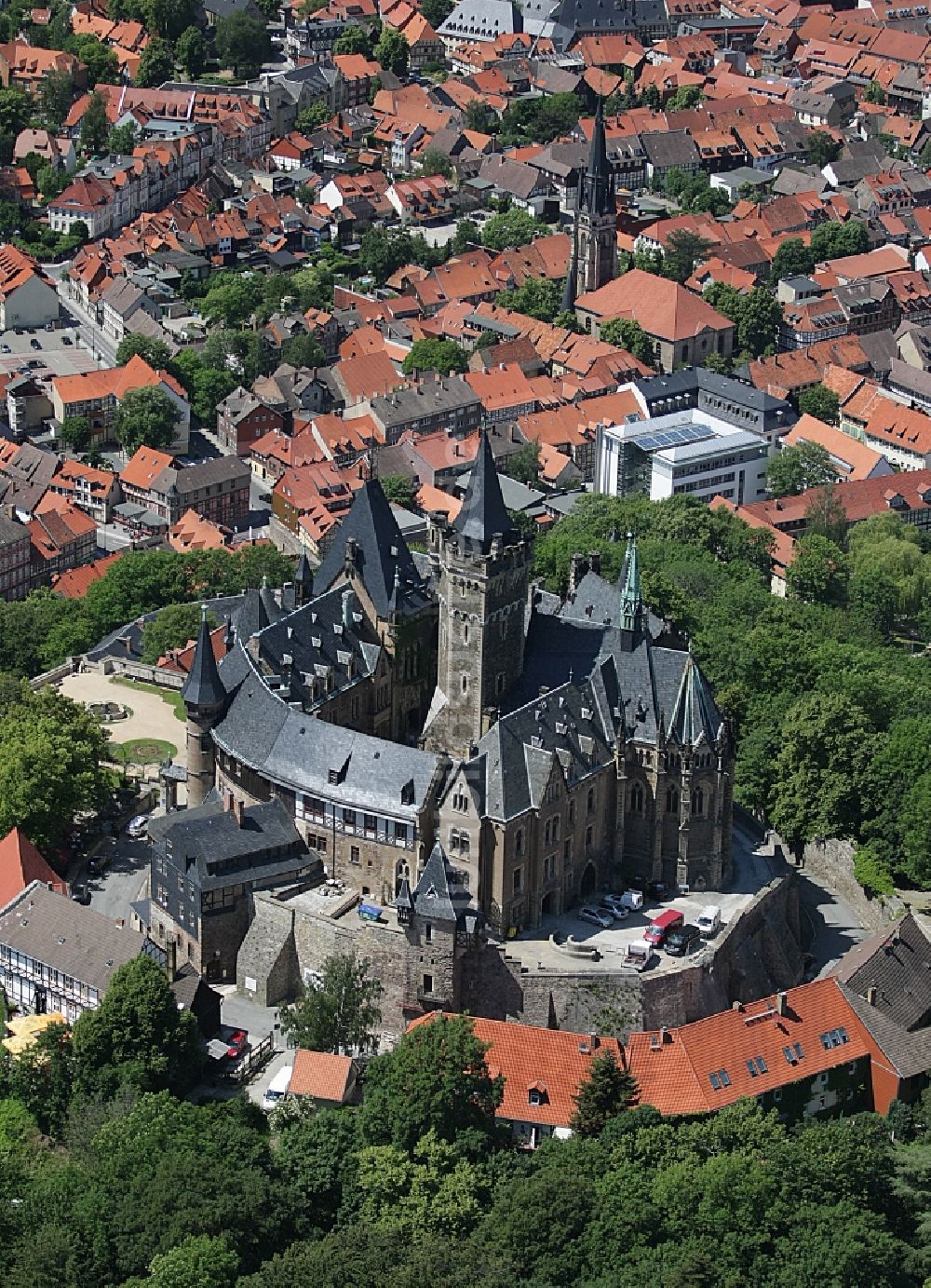 Wernigerode von oben - Burganlage der Veste - Schloss Wernigerode in Wernigerode im Bundesland Sachsen-Anhalt, Deutschland