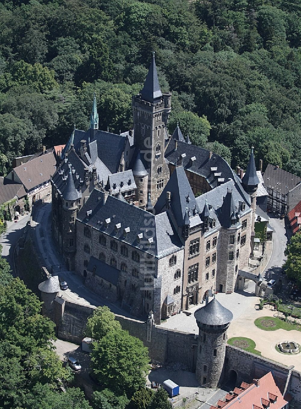 Luftbild Wernigerode - Burganlage der Veste - Schloss Wernigerode in Wernigerode im Bundesland Sachsen-Anhalt, Deutschland