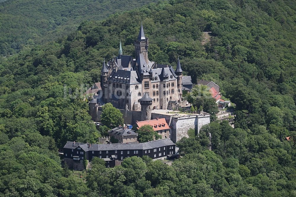 Wernigerode von oben - Burganlage der Veste - Schloss Wernigerode in Wernigerode im Bundesland Sachsen-Anhalt, Deutschland