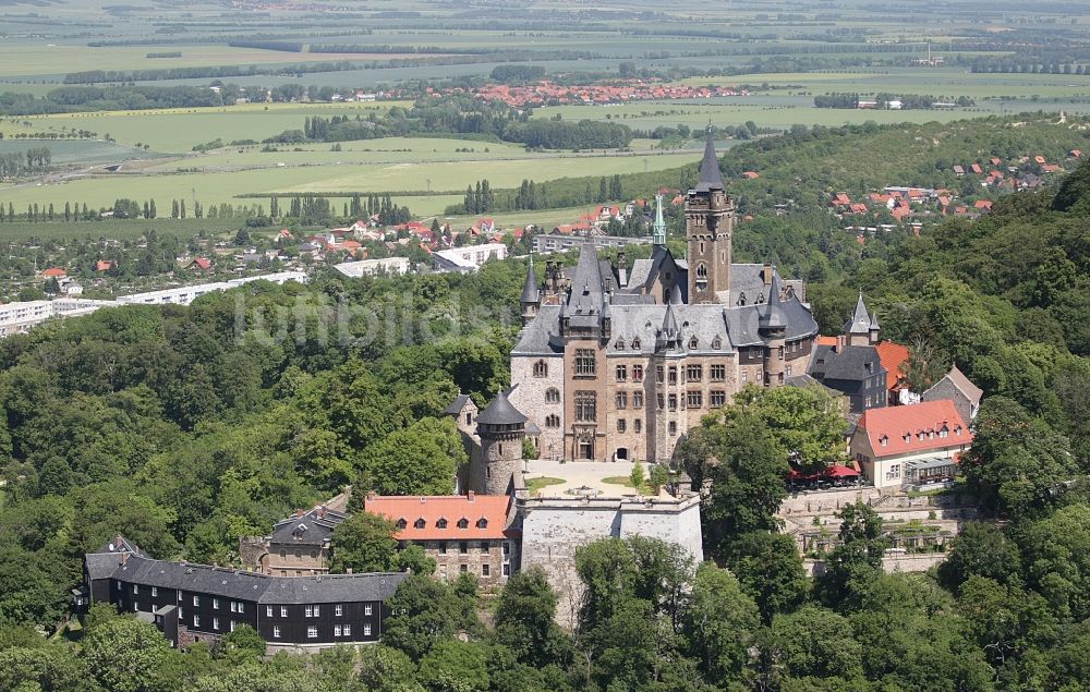 Wernigerode von oben - Burganlage der Veste - Schloss Wernigerode in Wernigerode im Bundesland Sachsen-Anhalt, Deutschland