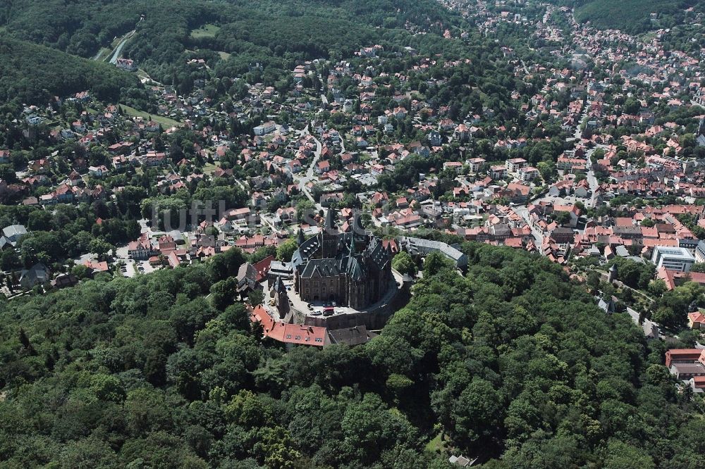 Wernigerode von oben - Burganlage der Veste - Schloss Wernigerode in Wernigerode im Bundesland Sachsen-Anhalt, Deutschland