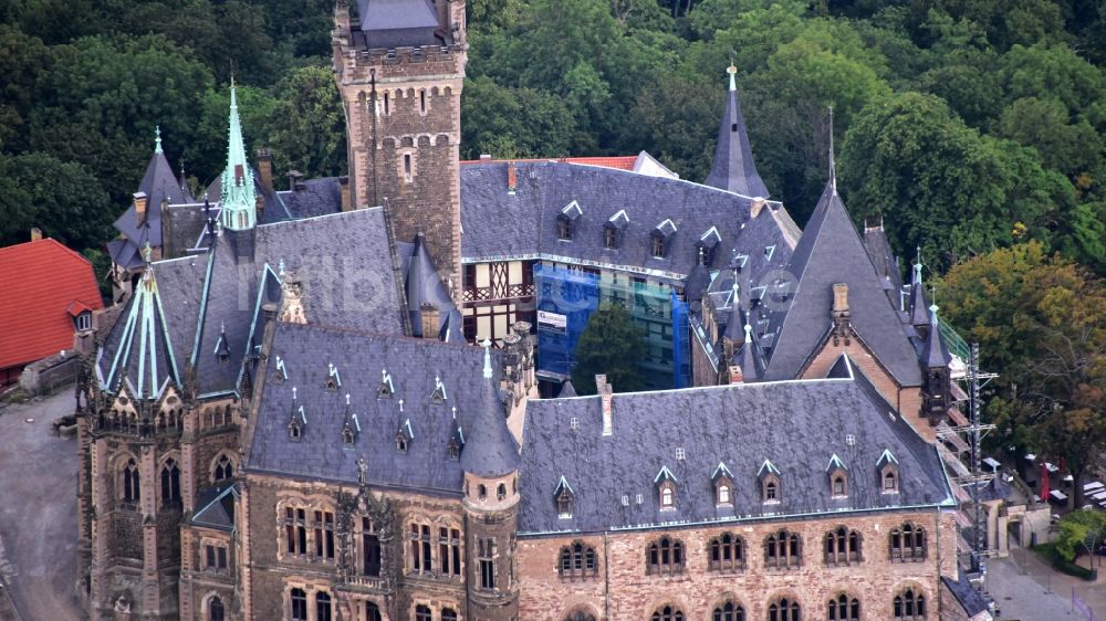 Wernigerode von oben - Burganlage der Veste - Schloss Wernigerode in Wernigerode im Bundesland Sachsen-Anhalt, Deutschland