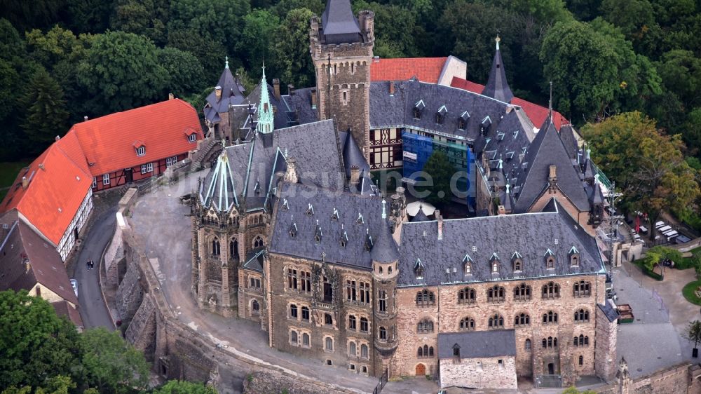 Wernigerode von oben - Burganlage der Veste - Schloss Wernigerode in Wernigerode im Bundesland Sachsen-Anhalt, Deutschland