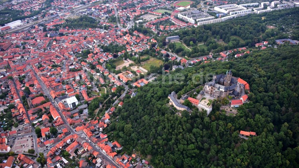 Luftbild Wernigerode - Burganlage der Veste - Schloss Wernigerode in Wernigerode im Bundesland Sachsen-Anhalt, Deutschland