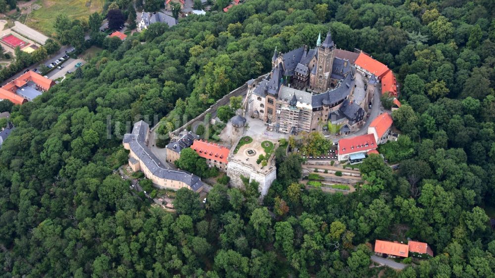 Wernigerode von oben - Burganlage der Veste - Schloss Wernigerode in Wernigerode im Bundesland Sachsen-Anhalt, Deutschland