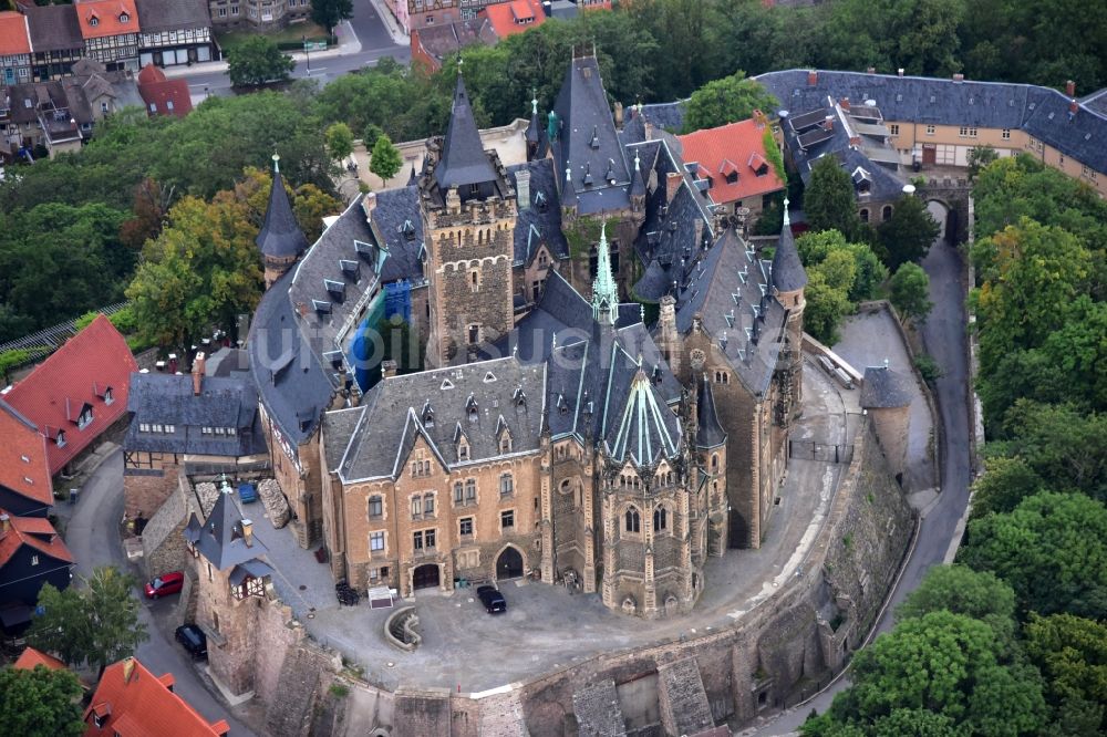 Wernigerode von oben - Burganlage der Veste - Schloss Wernigerode in Wernigerode im Bundesland Sachsen-Anhalt, Deutschland