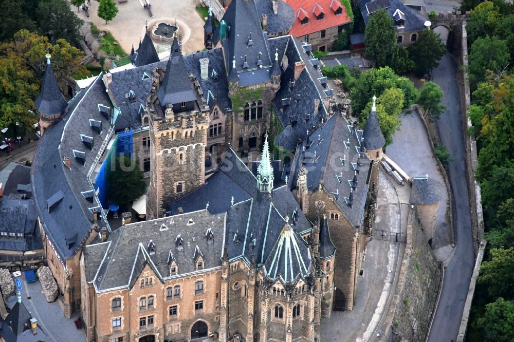 Wernigerode von oben - Burganlage der Veste - Schloss Wernigerode in Wernigerode im Bundesland Sachsen-Anhalt, Deutschland