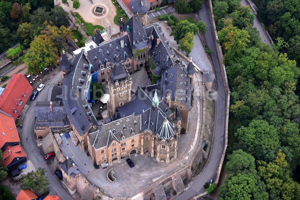 Wernigerode von oben - Burganlage der Veste - Schloss Wernigerode in Wernigerode im Bundesland Sachsen-Anhalt, Deutschland