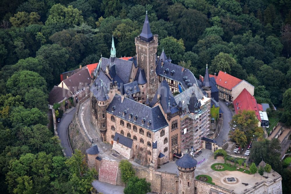 Wernigerode von oben - Burganlage der Veste - Schloss Wernigerode in Wernigerode im Bundesland Sachsen-Anhalt, Deutschland