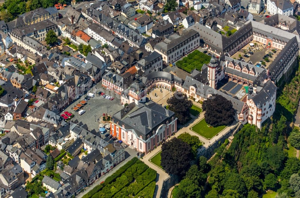 Luftaufnahme Weilburg - Burganlage der Veste am Schloßplatz in Weilburg im Bundesland Hessen