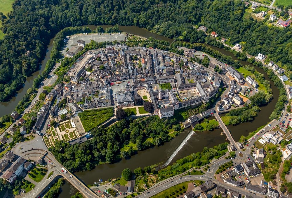 Weilburg von oben - Burganlage der Veste am Schloßplatz in Weilburg im Bundesland Hessen