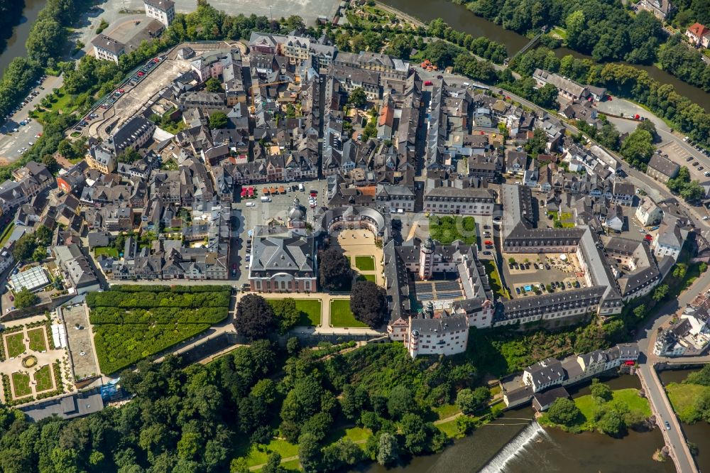 Weilburg aus der Vogelperspektive: Burganlage der Veste am Schloßplatz in Weilburg im Bundesland Hessen