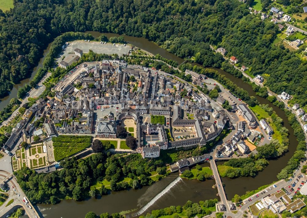 Luftbild Weilburg - Burganlage der Veste am Schloßplatz in Weilburg im Bundesland Hessen