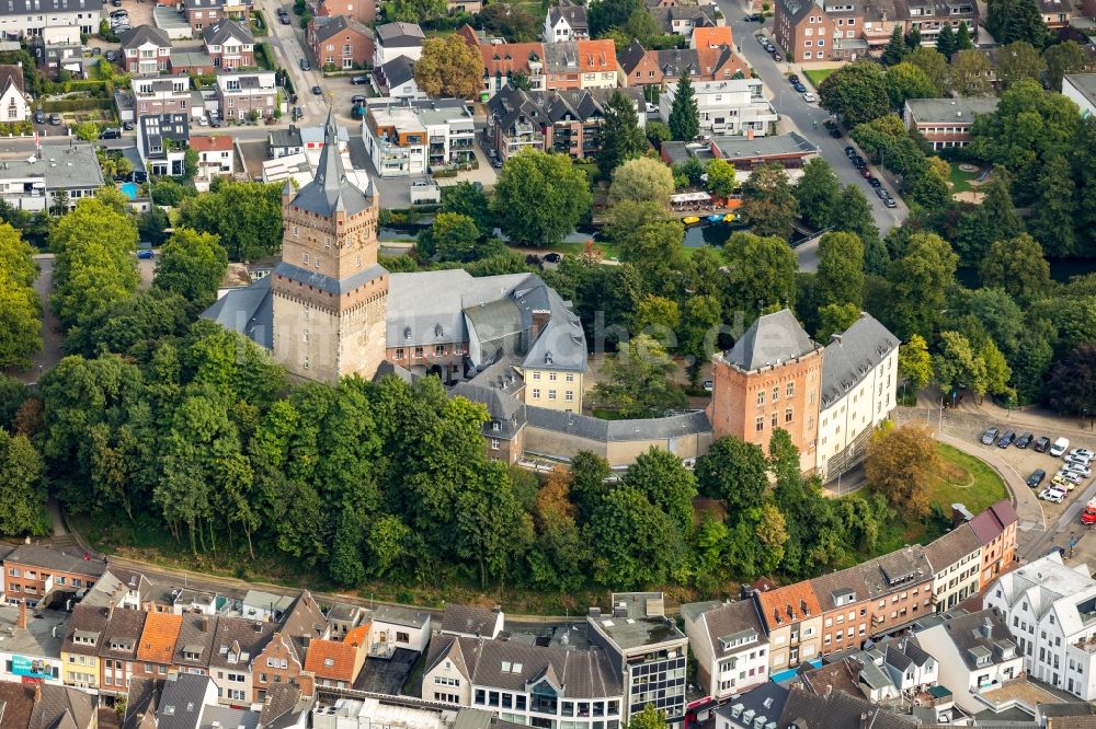 Kleve von oben - Burganlage der Veste Schwanenburg am Schloßberg in Kleve im Bundesland Nordrhein-Westfalen, Deutschland